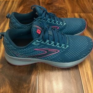 Hot color Brooks Levitate, women’s 9.5